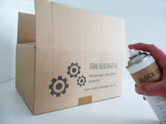 Kartonverpackung und Block-Out-Spray vor der Anverdung