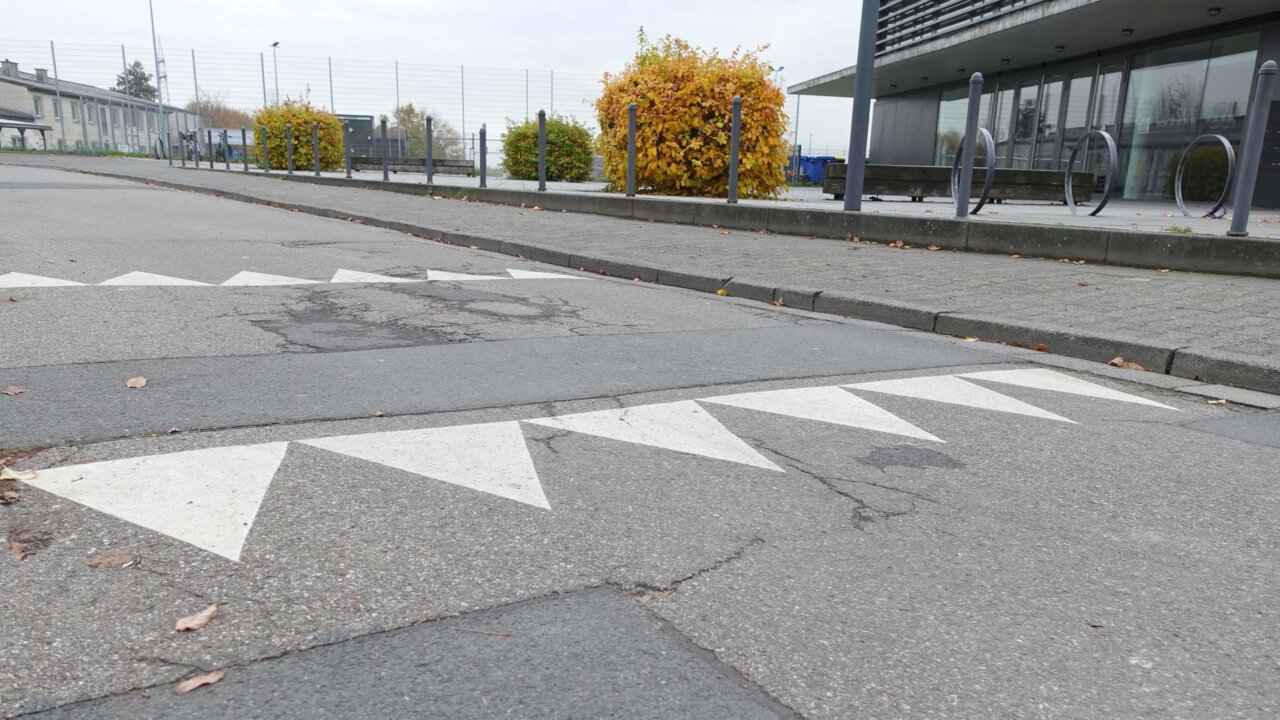 Bodenschablone Haifischzähne vor Schwelle zur Verkehrsberuhigung